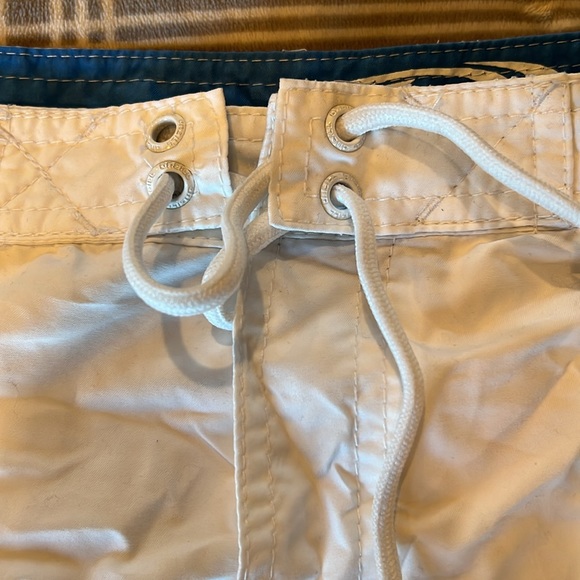 White O’Neill board shorts - Picture 3 of 7